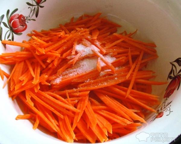 Салат с кальмарами, корейской морковью и яйцом