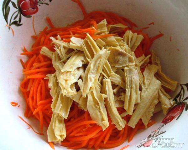 салат с морковью по-корейски, соевой спаржей и кальмарами