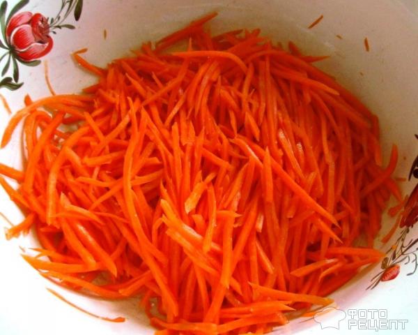 салат с морковью по-корейски, соевой спаржей и кальмарами