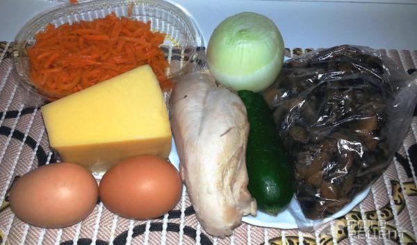 Салат с курицей, грибами и корейской морковью