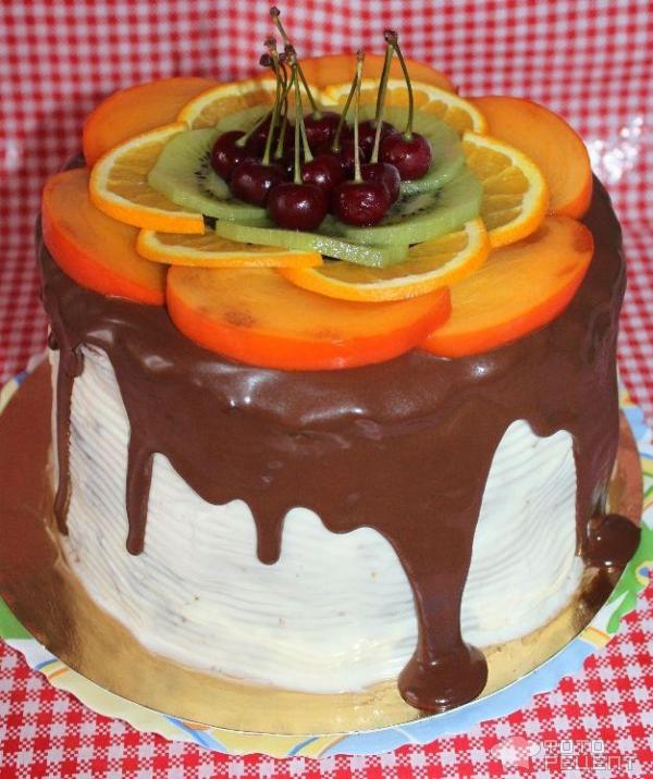Торт с шоколадной глазурью и фруктами Праздничный фото