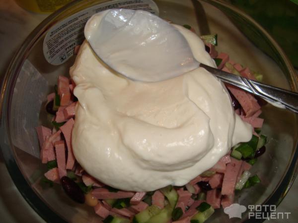 Салат Фасоль с копченой колбасой фото