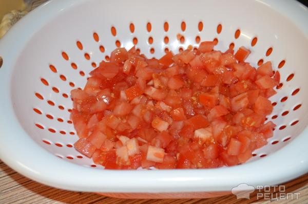 Салат слоеный с помидорами и копченой курицей фото