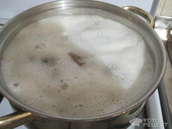Суп гороховый с копченостями двух видов едим с гренками фото