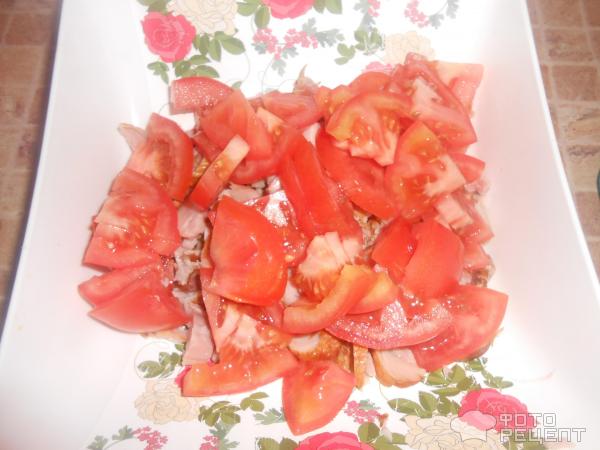 Салат с капченой курицей и помидоры фото