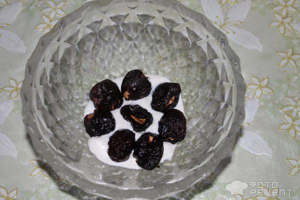 Десерт с черносливом, сметаной и орехами фото