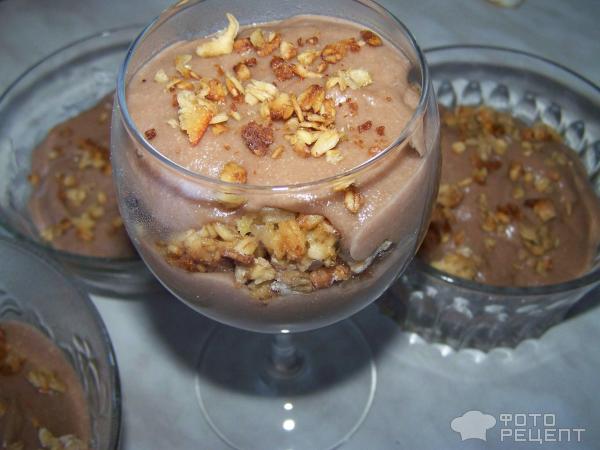 Шоколадный десерт с гранолой фото