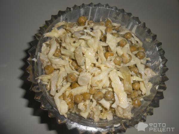 Салат из капусты с горошком, луком и зеленью фото