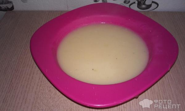 Суп-пюре с картофелем, цветной капустой и зеленым горошком на курином бульоне фото
