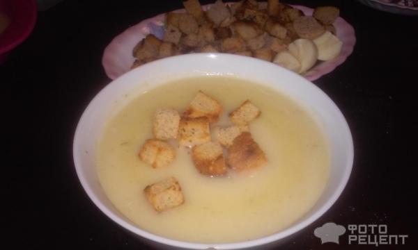 Суп-пюре с картофелем, цветной капустой и зеленым горошком на курином бульоне фото