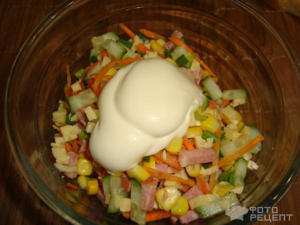 Салат с колбасой, сыром и огурцами фото