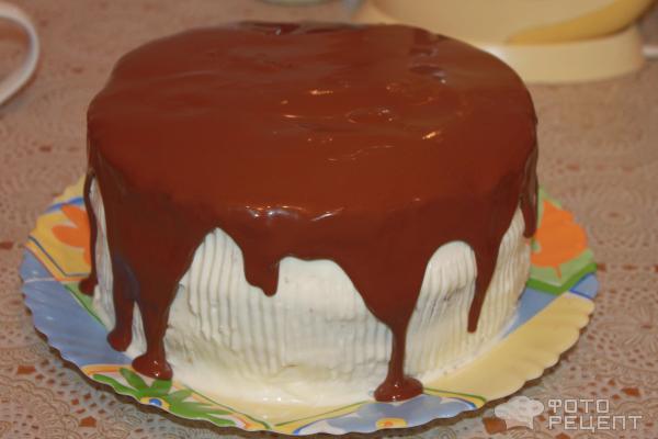 Торт с шоколадной глазурью и фруктами Праздничный фото