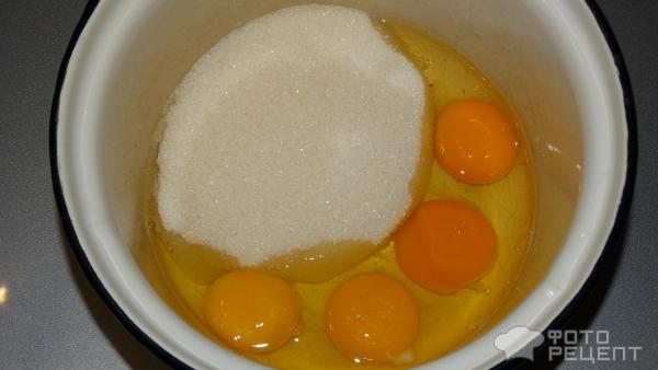 яйца и сахар в кастрюле