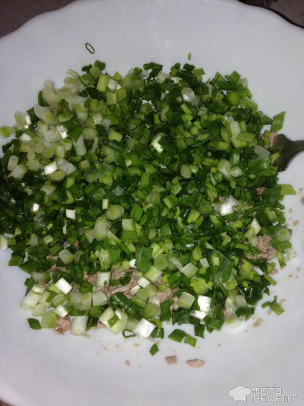 Салат с печенью трески, яйцом и зеленым луком простой рецепт пошаговый