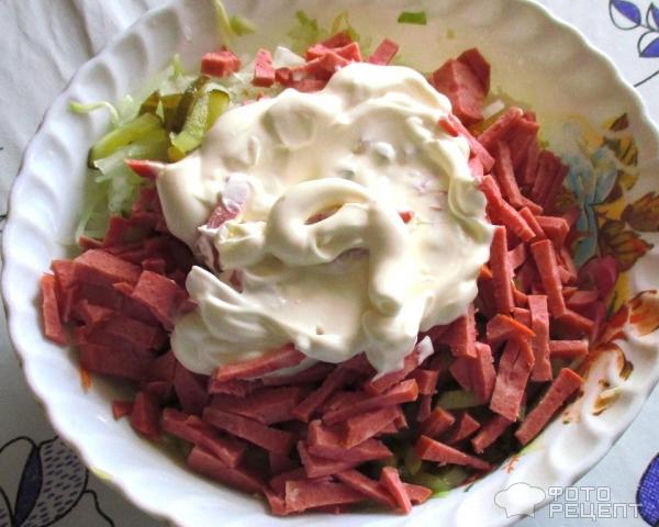 салат с капустой и колбасой