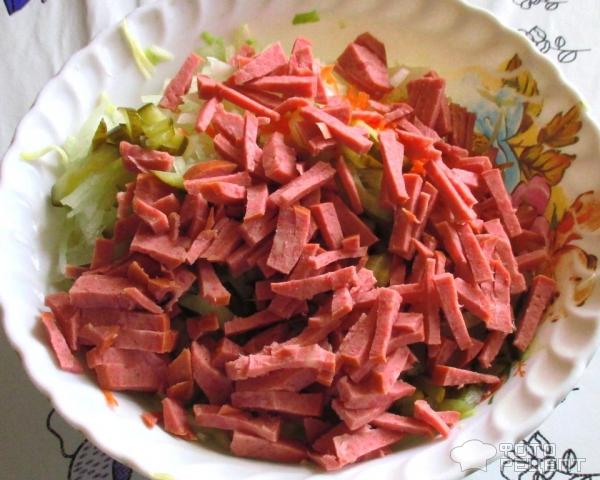 салат с капустой и колбасой