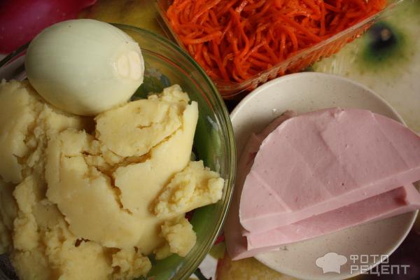 Пирожки с картошкой, колбасой и морковкой по-корейски фото