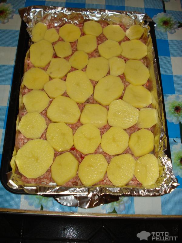 Картофельная запеканка с фаршем помидорами и сыром фото