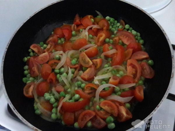 Макароны с помидорами, горохом и луком фото