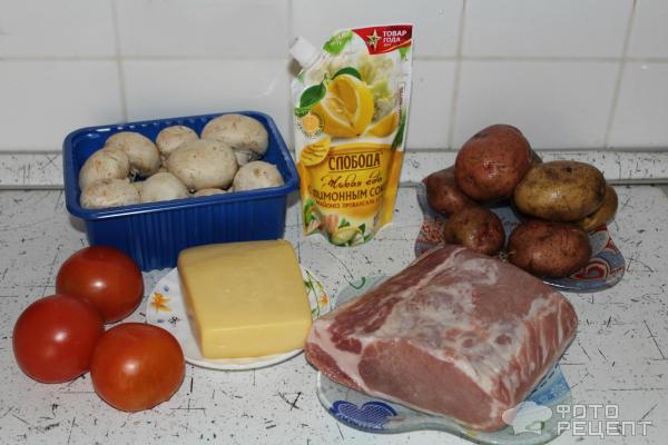 Запеченное мясо в духовке из свинины с картофелем и грибами