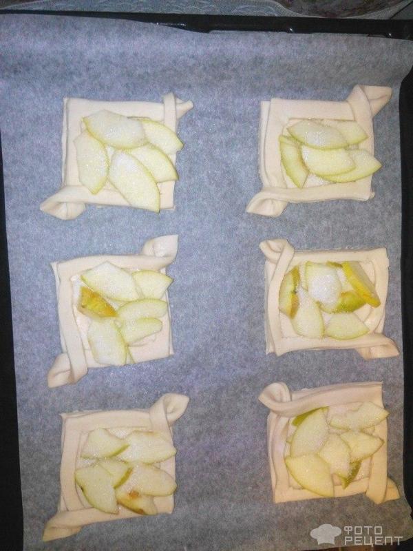 Слоеные уголки с яблоком фото