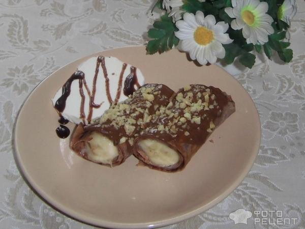 Шоколадные блины с карамелизированным бананом фото