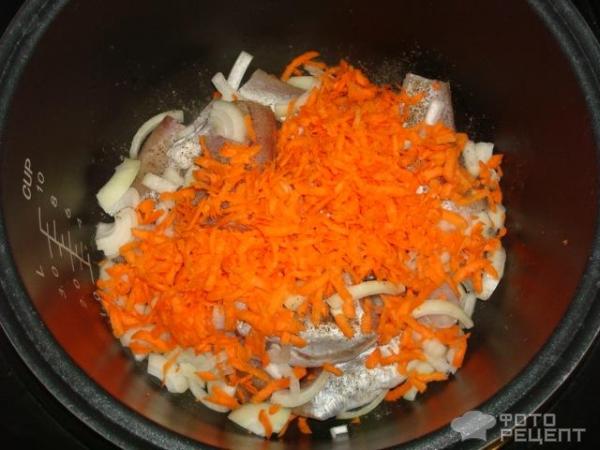 Минтай в мультиварке с морковью и луком со сметаной