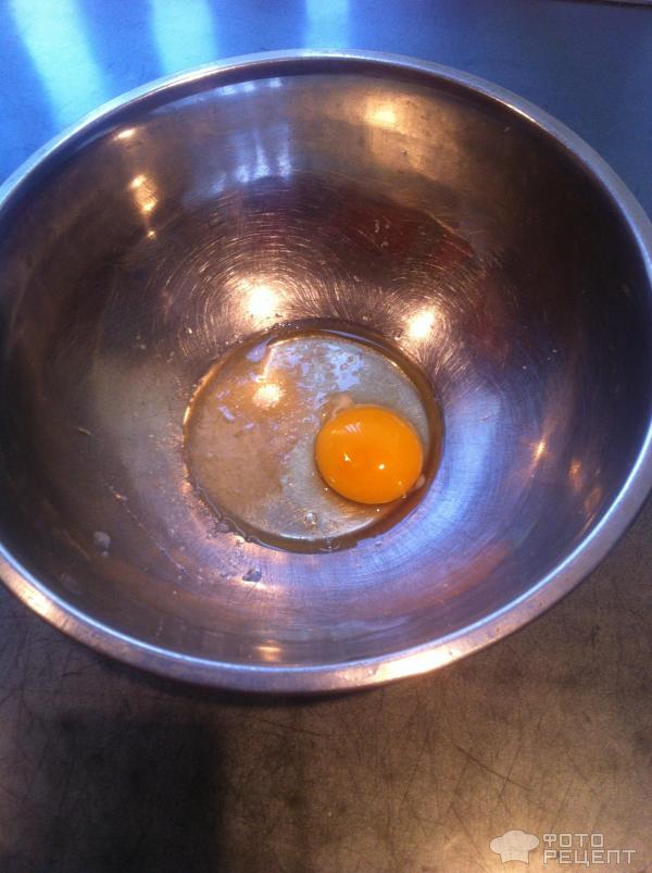 Одно яйцо смешиваем с щепоткой соли, и щепоткой сахара.