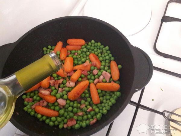 Мини-морковки с горохом и беконом фото