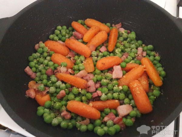 Мини-морковки с горохом и беконом фото