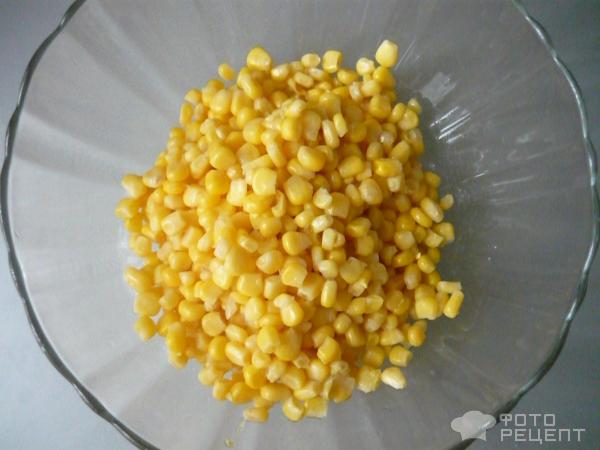 Салат из фасоли с кукурузой, сухариками и зеленью | Кулинарные рецепты с фото
