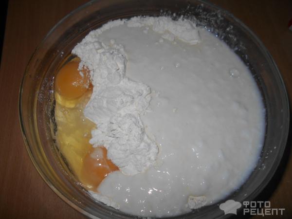 Заливной пирог с луком и яйцом фото