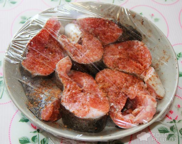 Рецепт: Запеченые рыбные стейки - радужная форель на гриле в духовке
