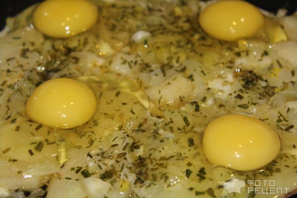 Жареный картофель под яйцом