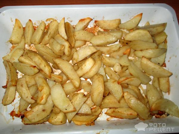 Запеченный картофель с луком-фри фото