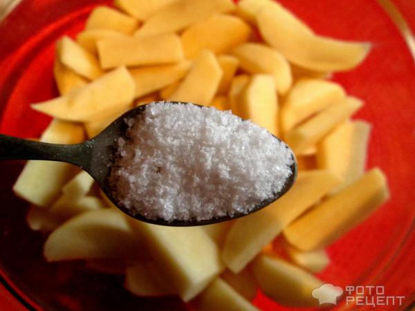 Запеченный картофель с луком-фри фото