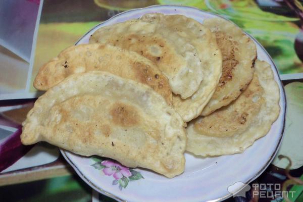 Мясные чебуреки на сковороде фото