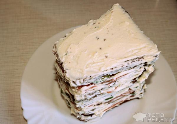 Бутербродный торт с копченым лососем и мягким сливочным сыром
