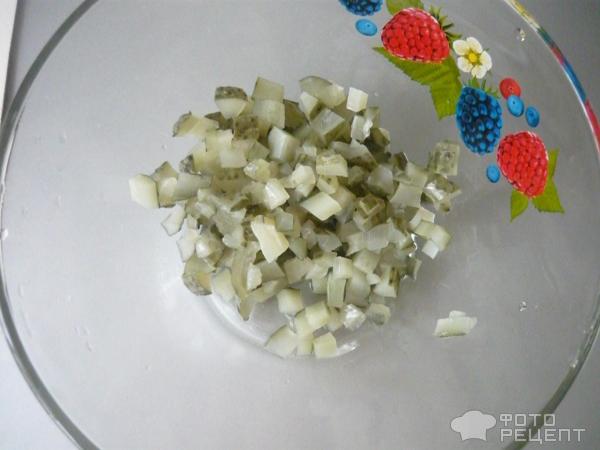 Салат из соленого огурчика, фасоли и яблока фото