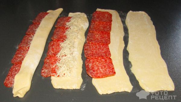 Розочки из слоеного теста с колбасой - рецепт с фото пошагово