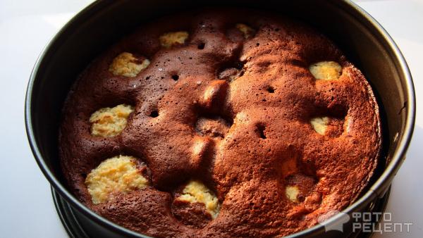 Шоколадный пирог с творожно-кокосовыми шариками фото