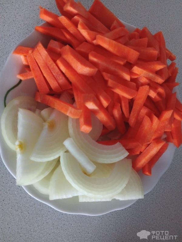 нарезанный лук и морковь