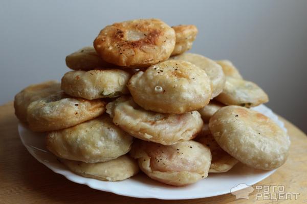 Пирожки с помидорами, брынзой и зеленью