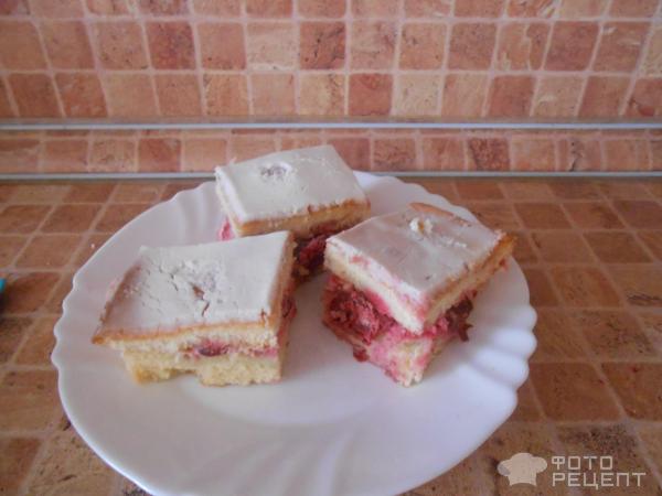 Бисквитные пироженое с вишней фото