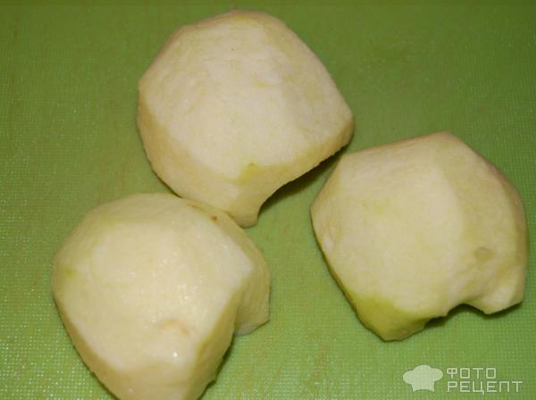 Легкий слоеный салат из яблок, сыра и яиц фото