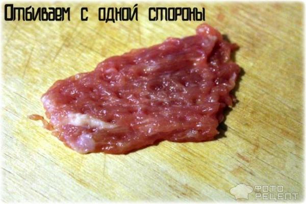 Сперва отбиваем мясо с одной стороны (обеими сторонами молотка)