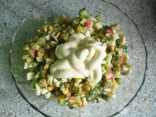 Салат с крабовыми палочками и кукурузой фото