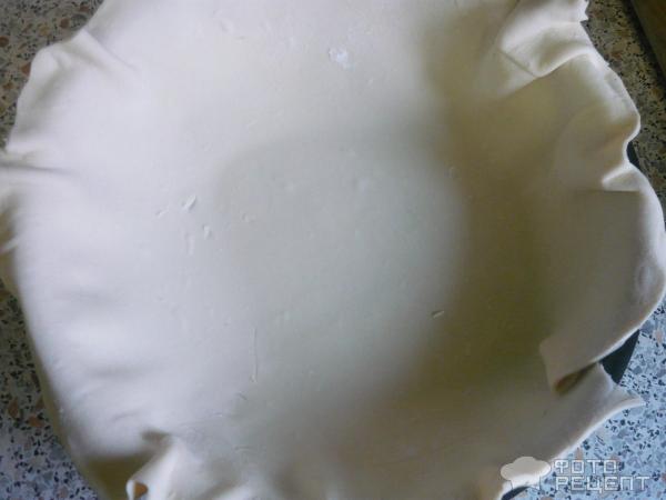 Пирог из слоеного теста с луком и яйцом фото