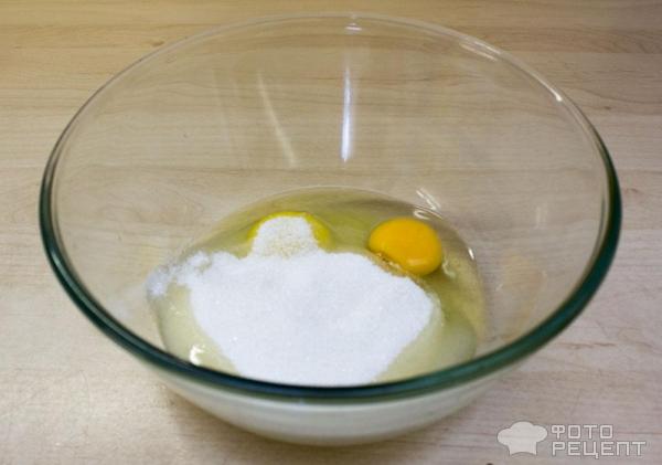 к яйцам добавляем сахар