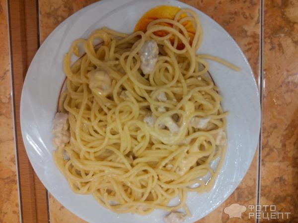 Спагетти в сливочном соусе с куриным филе фото